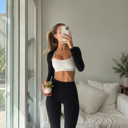 Склянка Strawberry Matcha Protein у руці